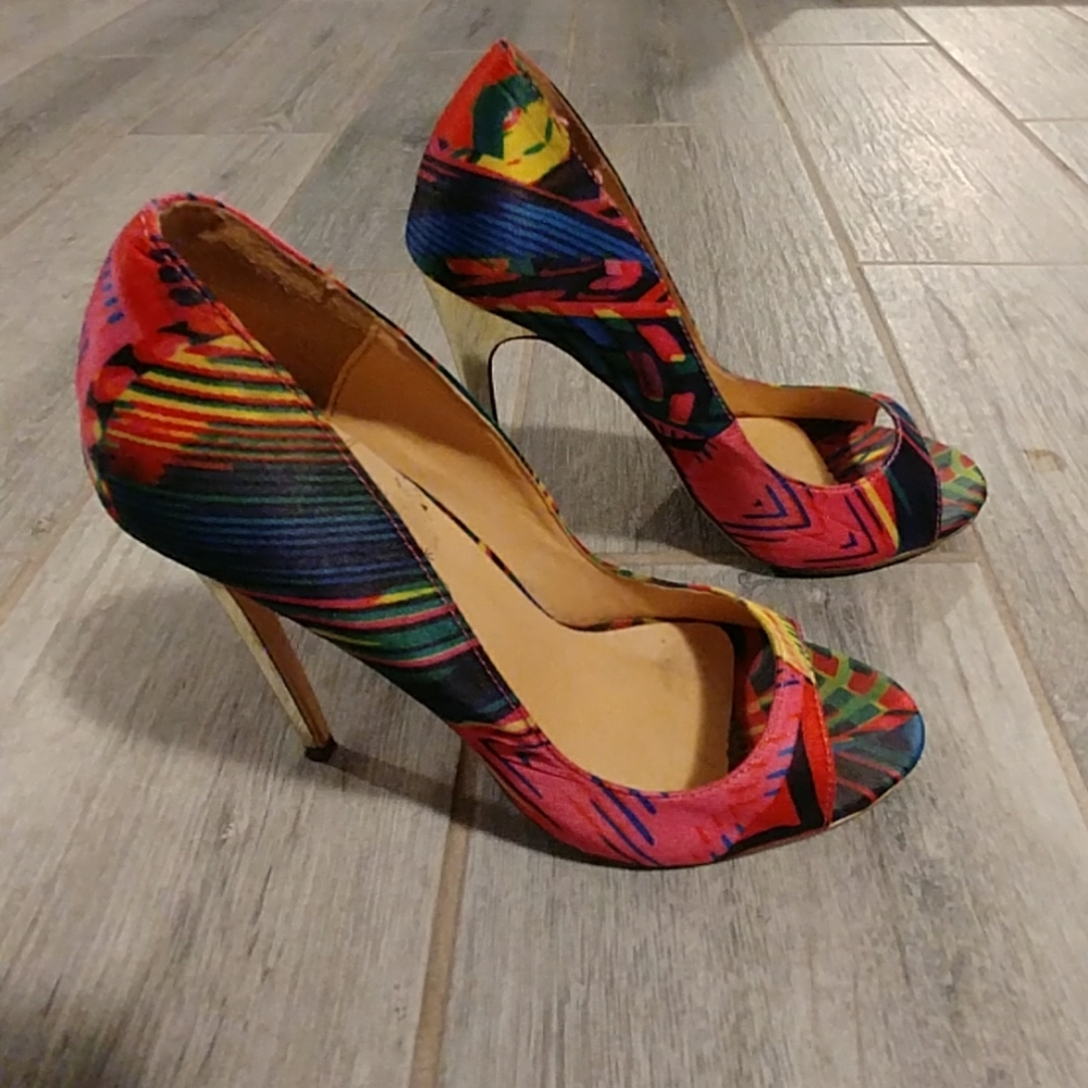 Fun & Cute Shoes! Seriously! Fun design/gold h…